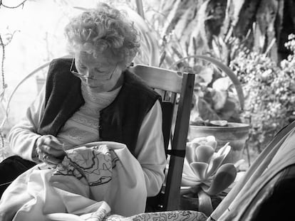 Francisca Artigues, de 92 años, bordando en su casa de Felanitx (Mallorca). La madre del pintor Barceló le dedica hasta 10 horas diarias a esta ocupación.
