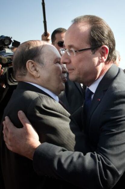 El presidente argelino, Abdelaziz Buteflika, recibe a su homólogo francés, François Hollande, a su llegada ayer a Argel.