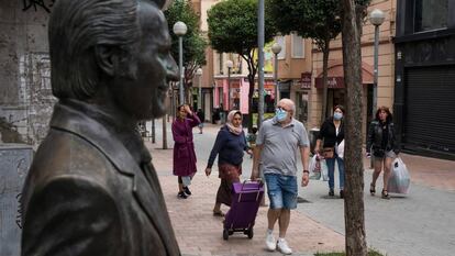 L'estàtua de Manolo Escobar, al barri de la Salut de Badalona.