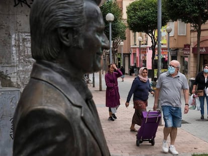 L'estàtua de Manolo Escobar, al barri de la Salut de Badalona. 