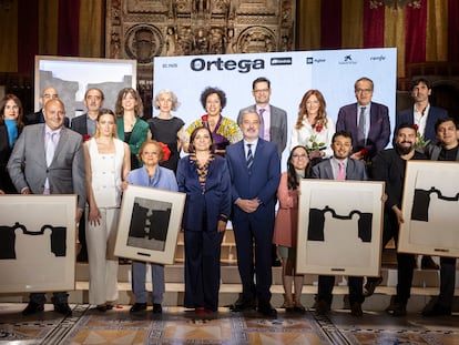Fotografía de familia con los premiados de la edición de los Premios Ortega de 2024.