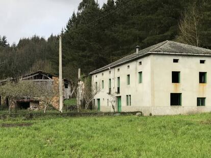 Vista de la aldea de Lugo, con algunas de sus propiedades.