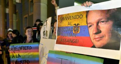 Un grupo de simpatizantes apoya a Assange ante la Embajada birtánica en Quito