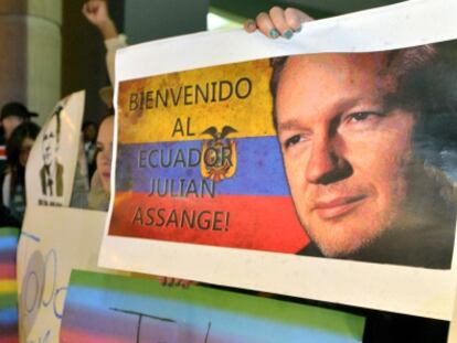 Un grupo de simpatizantes apoya a Assange ante la Embajada birtánica en Quito