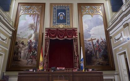 La mesa presidencial del Parlamento canario y los lienzos de la discordia: 'La entrega de princesa' (izquierda) y 'La fundación de las Santa Cruz de Tenerife'.