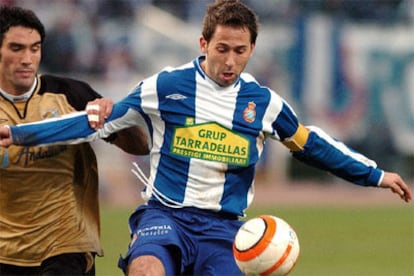 El delantero del Espanyol Raúl Tamudo disputa un balón con el defensa del Málaga Fernando Sanz.