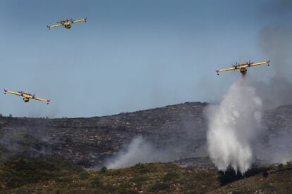 Tres aviones combaten el fuego en el término de Pedralba.