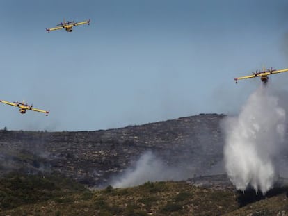 Tres aviones combaten el fuego en el t&eacute;rmino de Pedralba.