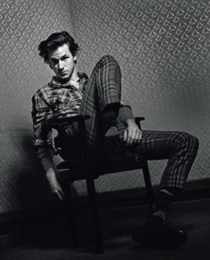 Un hombre sin miedo a nada se atreve incluso a combinar distintos tejidos a cuadros. Aquí gaspard lleva camisa Guess. camiseta y zapatos Dolce & Gabbana, pantalón Valentino y calcetines Falke
