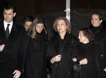 La familia real y la familia Ortiz Rocasolano acudieron anoche a una misa funeral en la parroquia de la Anunciación, en la localidad madrileña de Pozuelo de Alarcón, por el alma de Érika, hermana menor de la princesa de Asturias y fallecida el pasado miércoles. En la foto, de izquierda a derecha, don Felipe, doña Letizia, la Reina, Paloma Rocasolano y la infanta Elena.