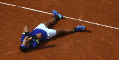 Nadal, sobre la arena, nada más lograr la victoria contra Wawrinka.