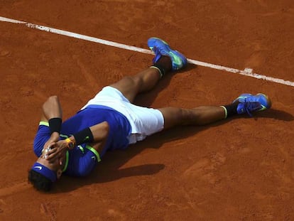 Nadal, sobre la arena, nada m&aacute;s lograr la victoria contra Wawrinka.