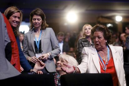 De izquierda a derecha: Ana Mato, exministra de Sanidad, Lucía Figar, consejera de Educación de la Comunidad de Madrid, Teófila Martínez, alcaldesa de Cádiz, y Rita Barberá, alcaldesa de Valencia, en el Palacio de Congresos de Madrid donde se celebra la convención del Partido Popular.