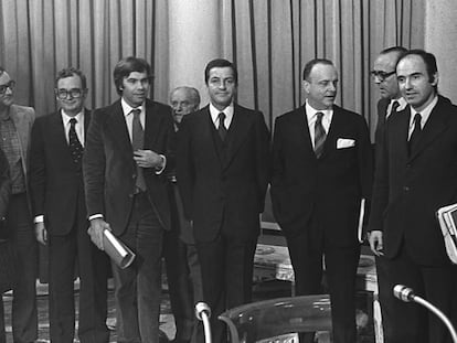 De izquierda a derecha, Enrique Tierno Galván (PSP), Santiago Carrillo (PCE), José María Triginer (FSC), Joan Reventós (PSC), Felipe González (PSOE), Juan Ajuriaguerra (PNV), Adolfo Suárez (UCD), Manuel Fraga (AP), Leopoldo Calvo-Sotelo (UCD) y Miquel Roca (minoría catalana).