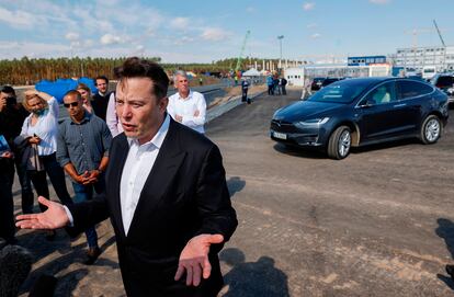 Elon Musk visita las obras de su fábrica de Grünheide, cerca de Berlín, el pasado 3 de septiembre.