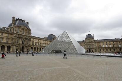 Los exteriores del Museo del Louvre, cerrado, este sábado sin apenas gente.