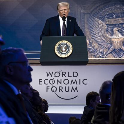 Davos (Switzerland Schweiz Suisse), 23/01/2025.- US President Donald J. Trump is shown on a screen as he addresses via remote connection a plenary session in the Congress Hall during the 55th annual meeting of the World Economic Forum (WEF) in Davos, Switzerland, 23 January 2025. The World Economic Forum annual meeting brings together entrepreneurs, scientists, corporate and political leaders in Davos and takes place from January 20 to 24. (Suiza) EFE/EPA/MICHAEL BUHOLZER
