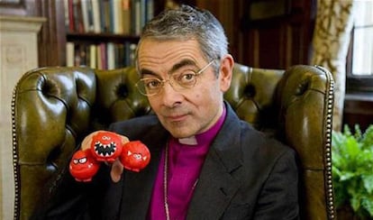 Rowan Atkinson durante una escena de su parodia sobre el Arzobispo de Canterbury.