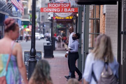 Trabalhadores na Bourbon Street, em Nova Orleans, Louisiana (EUA), em 16 de maio, após o relaxamento das restrições de lockdown impostas por dois meses.