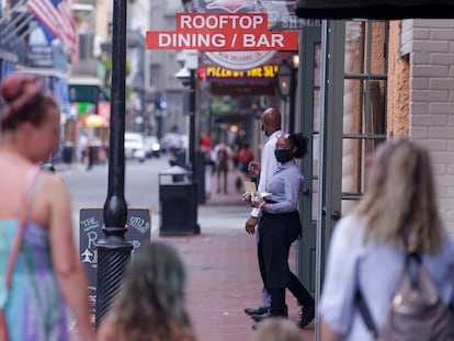 Trabalhadores na Bourbon Street, em Nova Orleans, Louisiana (EUA), em 16 de maio, após o relaxamento das restrições de lockdown impostas por dois meses.