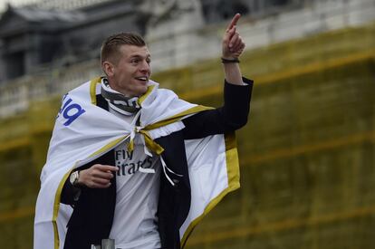 La alegría de Toni Kroos en su primera visita a Cibeles. 