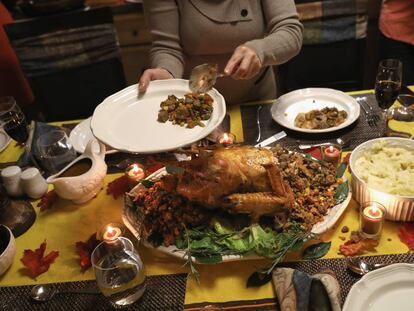 Una familia guatemalteca sirve pavo. 