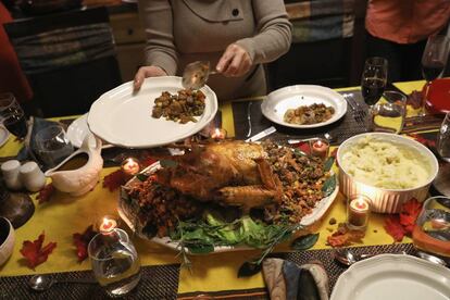 Una familia guatemalteca sirve pavo. 