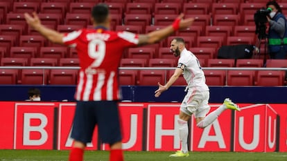 Benzema celebra el gol del empate, con Luis Suárez en primer término.