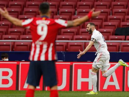 Benzema celebra el gol del empate, con Luis Suárez en primer término.