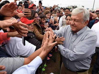 Andrés Manuel López Obrador, a la llegada a un mitin. 