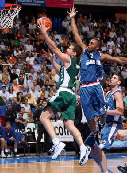 Un momento del partido entre Unicaja y Cibona