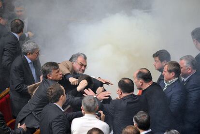 Una bomba de humo ha obligado a varios diputados a abandonar la sala después de que la apertura de las puertas no ayudara a ventilar el recinto