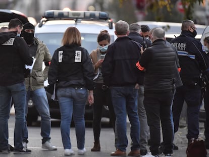Investigadores de la policía tras el ataque en Lyon, este sábado.