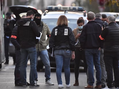Investigadores de la policía tras el ataque en Lyon, este sábado.