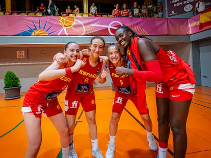 De izquierda a derecha: Iyana Martín, Alicia Flórez, Carla Brito y Awa Fam celebran su clasificación para las eliminatorias decisivas del mundial U19 que se celebra en Madrid.