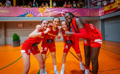 De izquierda a derecha: Iyana Martn, Alicia Flrez, Carla Brito y Awa Fam celebran su clasificacin para las eliminatorias decisivas del mundial U19 que se celebra en Madrid.