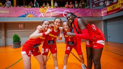 De izquierda a derecha: Iyana Martín, Alicia Flórez, Carla Brito y Awa Fam celebran su clasificación para las eliminatorias decisivas del mundial U19 que se celebra en Madrid.