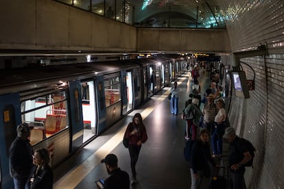 Pasajeros abandonan el metro en Lisboa durante el apagón del pasado 28 de abril.