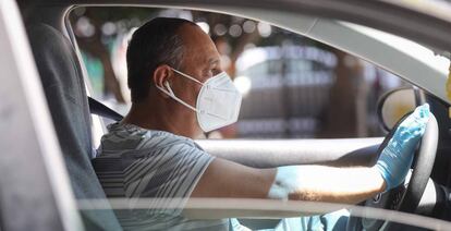 Un conductor con mascarilla. 