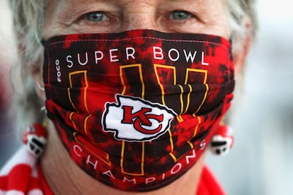 Una seguidora de los Chiefs, con una mascarilla conmemorativa de la Super Bowl.