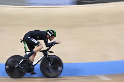 Filippo Ganna, en su bicicleta Pinarello construida en una impresora 3D, en el velódromo de Grenchen (Suiza).