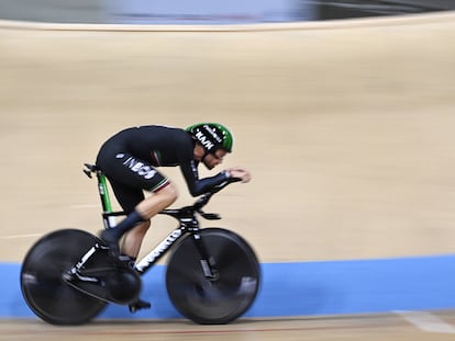 Filippo Ganna, en su bicicleta Pinarello construida en una impresora 3D, en el velódromo de Grenchen (Suiza).