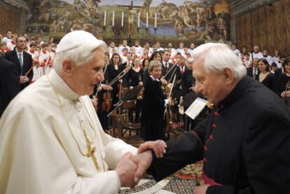 El Papa saluda a su hermano Georg durante un concierto del coro de la catedral de Ratisbona.