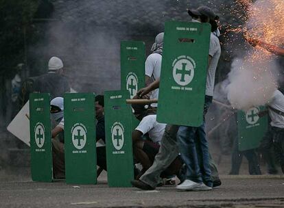 Opositores al presidente de Bolivia, Evo Morales, durante los choques contra manifestantes autonomistas el sábado en Tiquipaya (Santa Cruz).