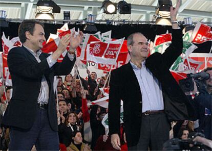 José Luis Rodríguez Zapatero y Manuel Chaves, ayer, en el mitin del PSOE en Dos Hermanas.