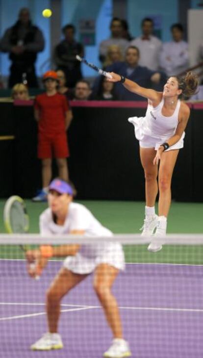 Anabel Medina espera en la red a que Garbiñe Muguruza saque. 