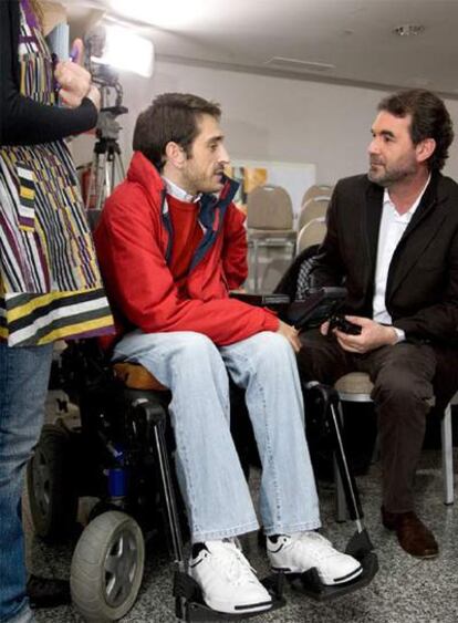 Quintana charla con un asistente al acto de A Coruña en el que se sometió a preguntas del público.