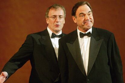 El productor Thomas Schuhly y el director Oliver Stone (a la derecha), en Marraquech.