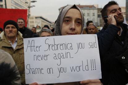 Una mujer bosnia sostiene una pancarta durante una manifestación por la solidaridad con el pueblo sirio en Sarajevo (Bosnia), el 14 de diciembre de 2016.