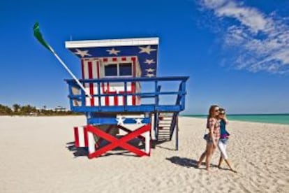 Um posto de vigilância em praia de Miami.